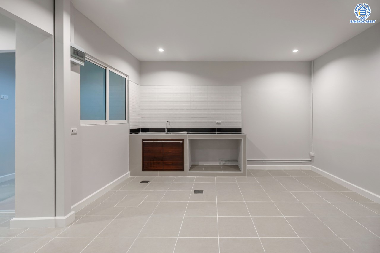 บ้านมือสองตกแต่งใหม่ ม.พาทิโอ แจ้งวัฒนะ-เมืองทอง ใจกลางเมืองทองธานี พร้อมสิ่งอำนวยความสะดวกครบครัน ใกล้ทะเลสาบเมืองทอง หลังใหญ่ 3 ชั้น บนเนื้อที่ 22 ตร.ว. ฟังก์ชัน พร้อม 3 ห้องนอน 3 ห้องน้ำ บนทำเลเชื่อมต่อ ถ.ติวานนท์, ถ.แจ้งวัฒนะ ใกล้ทางด่วน "เมืองทอง"...